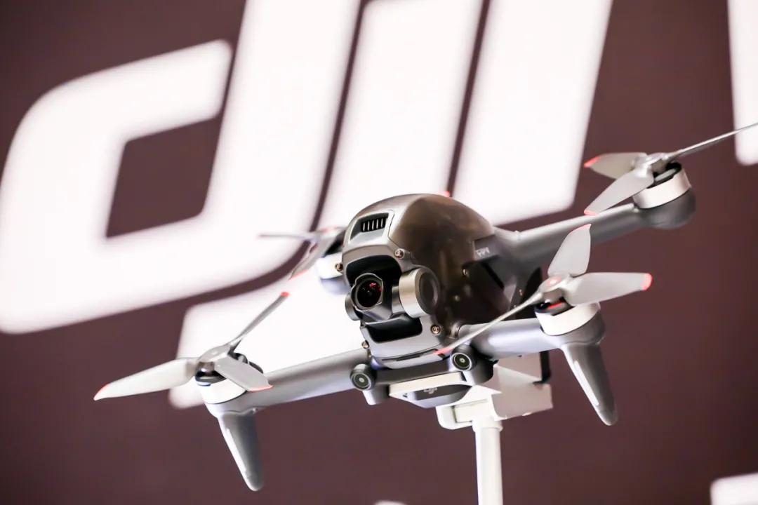 大疆首款穿越机fpv来啦!高空穿梭玩跳楼,极速飞行140km/h