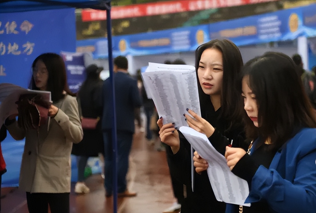 大学生普遍月薪过万?走进人才市场后,才明白理想与现实的差距