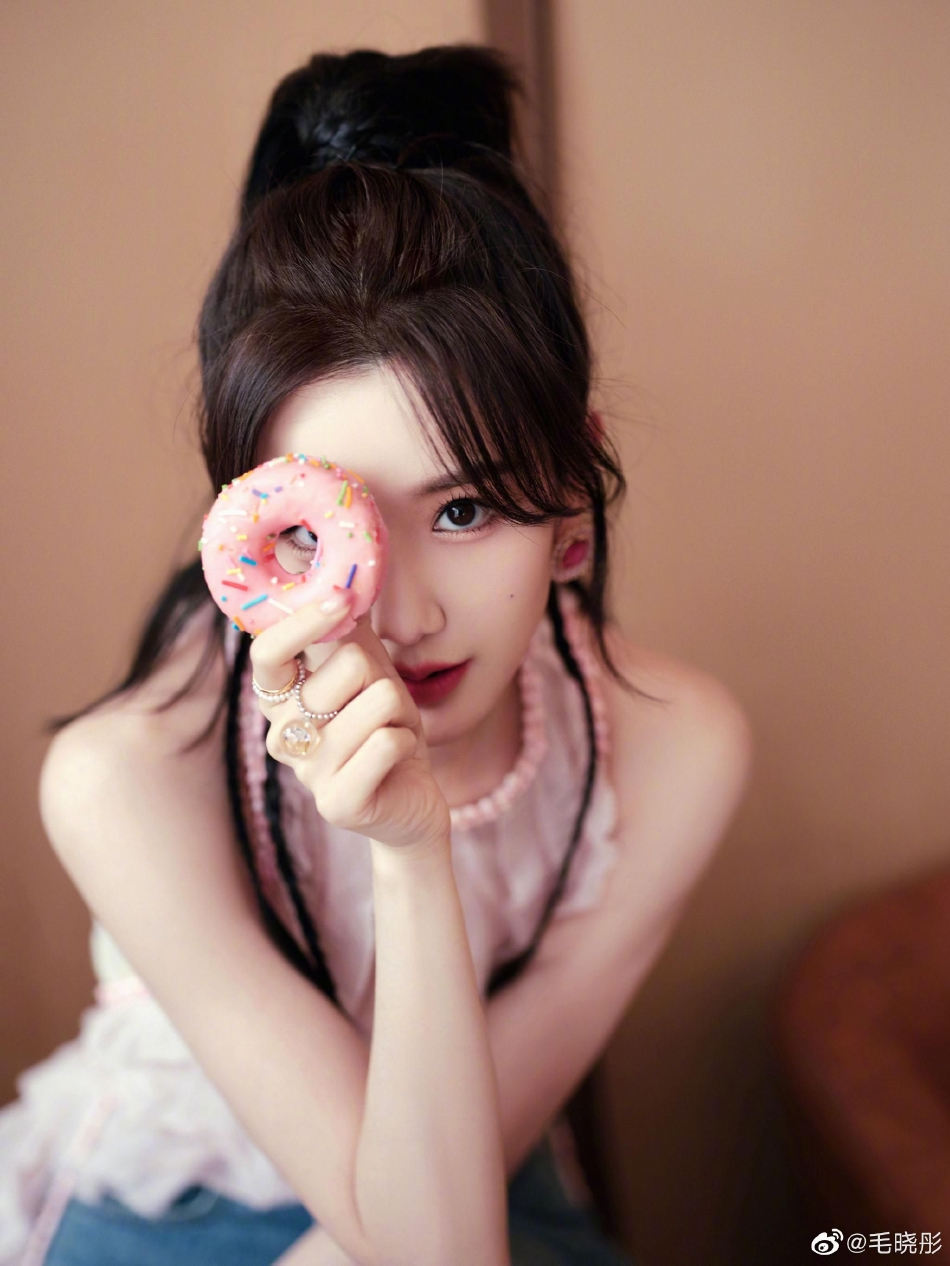 毛晓彤520写真照:穿粉丝背心牛仔裤甜辣十足 笑容灿烂元气满满