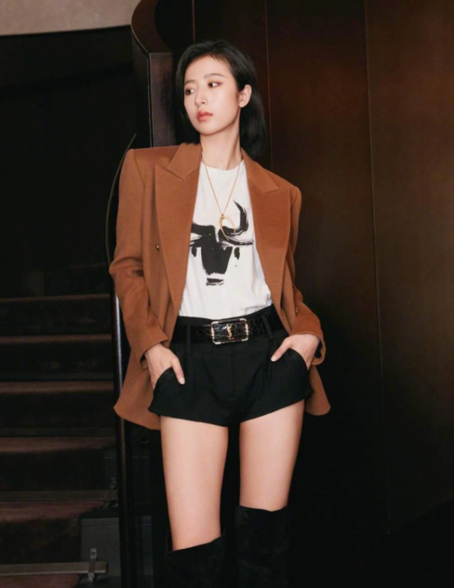 周雨彤瘦回颜值巅峰,穿上三分裤配长靴,秀出铅笔腿让人羡慕