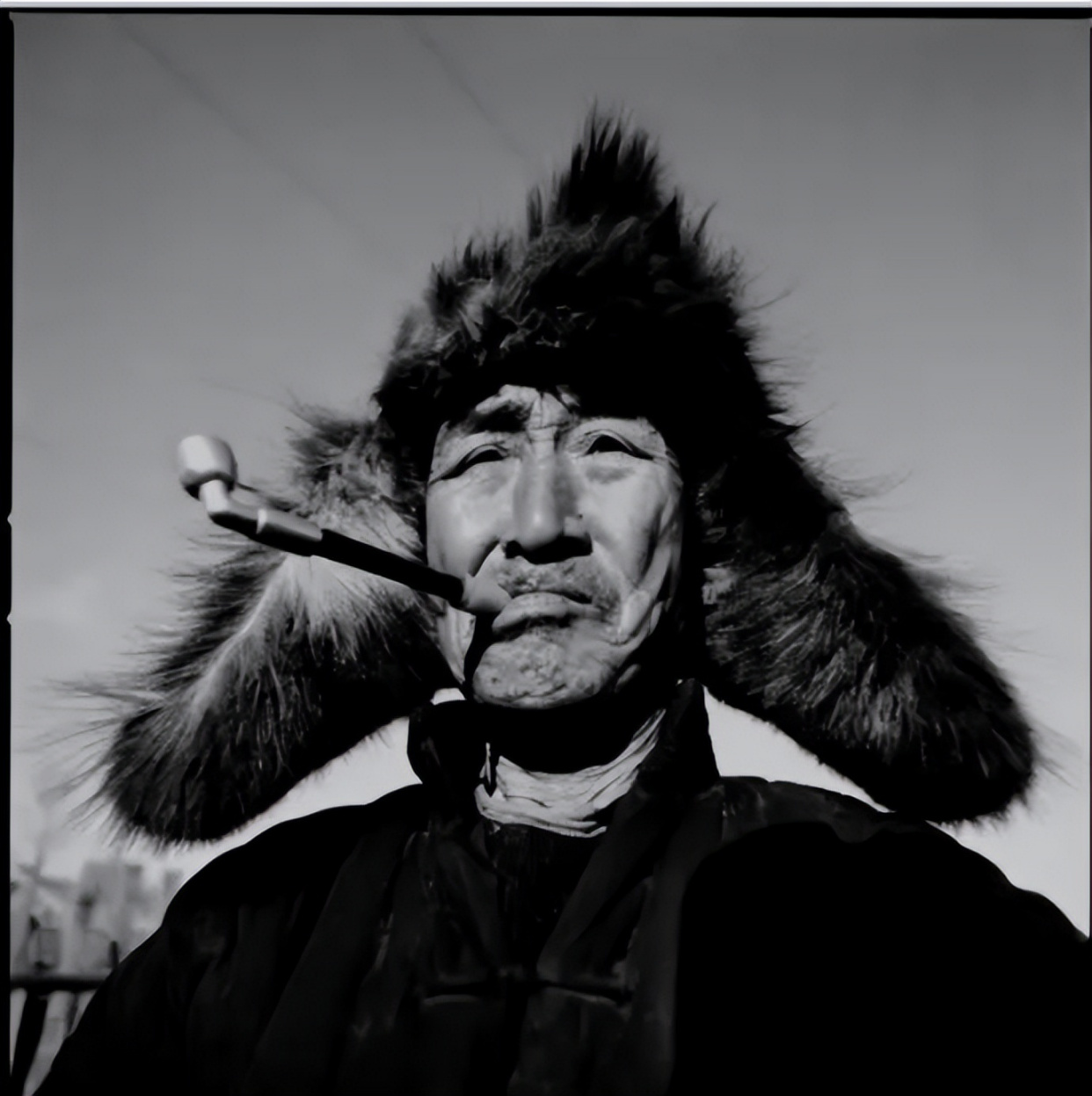 故事:舅舅吃喜酒来晚吃残茶剩饭,父亲当场掀桌子,儿子泣不成声