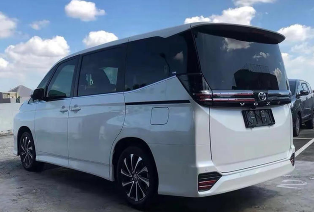 丰田小号"埃尔法"曝光,采用大7座 侧滑门,网友:这价格太香了