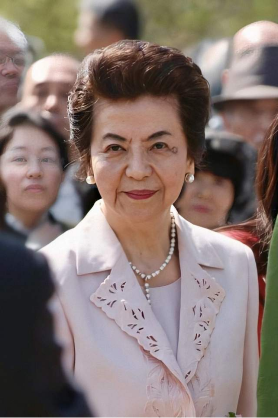 94岁的安倍洋子:丈夫67岁因癌去世,儿子安倍晋三67岁被当街枪杀