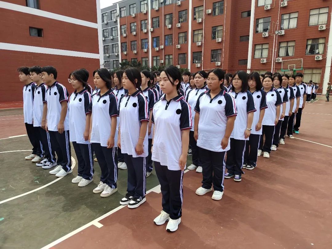 8月25日上午,周口育新高中2023级新生军训动员大会在学校操场举行