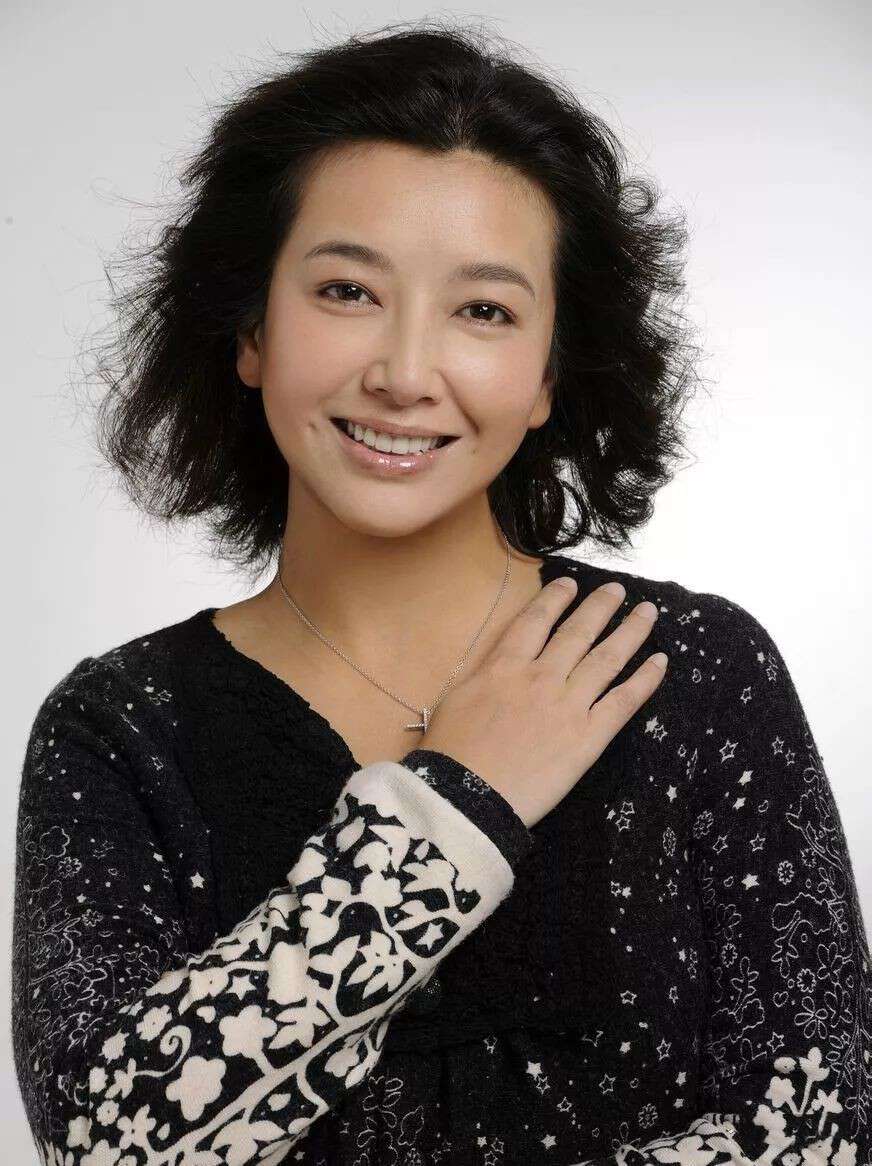 被56岁的江珊惊艳了:发型蓬松,衣着休闲,如邻家姐姐不显老