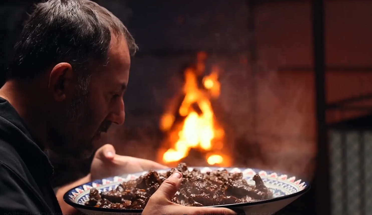 哈萨克斯坦烤熊肉,500斤巨熊任人宰割,两位大叔吃到停不下来