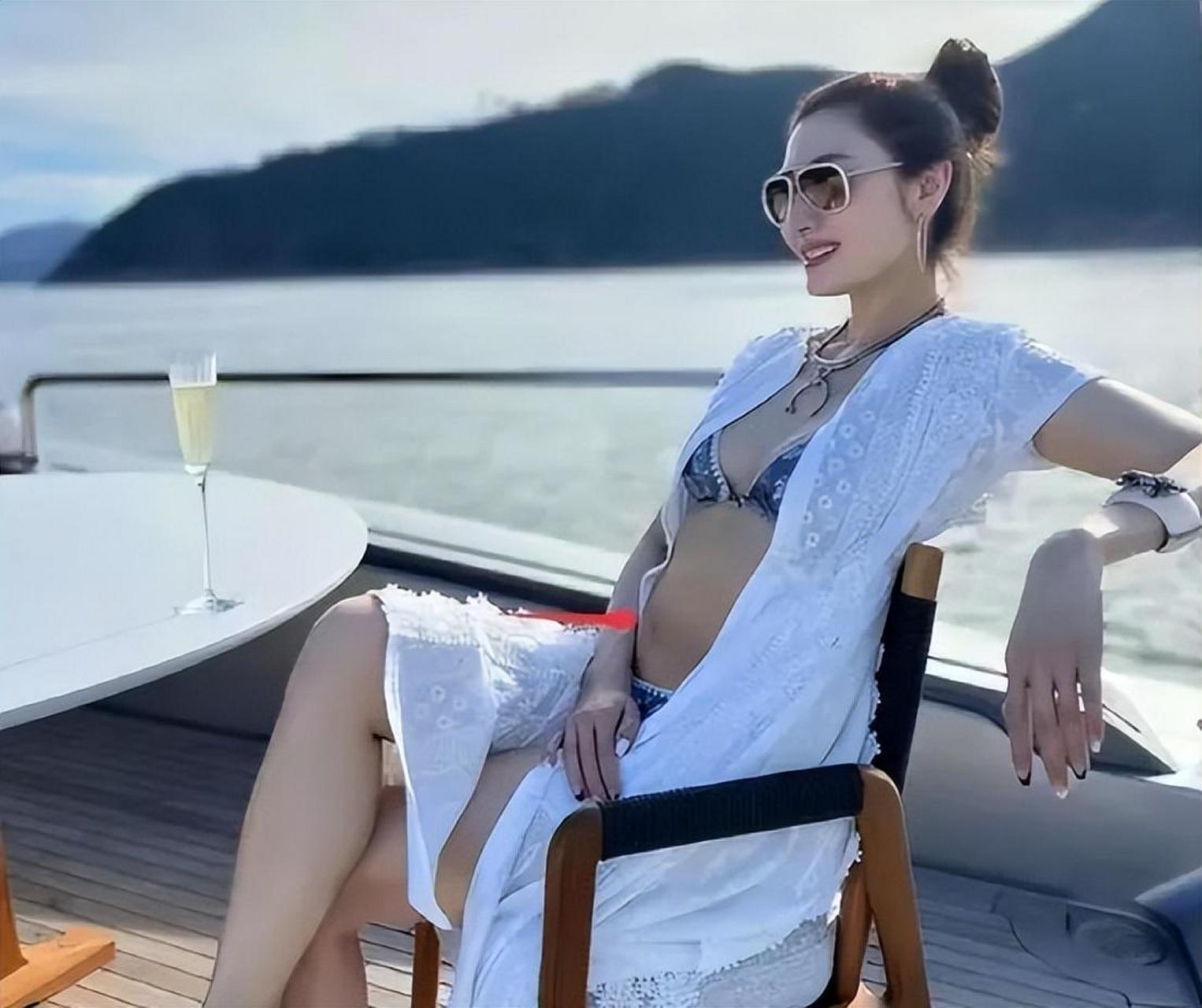 李嘉欣不服老!晒泳衣照秀多肉身材,不料"肚腩横生"成了老阿姨