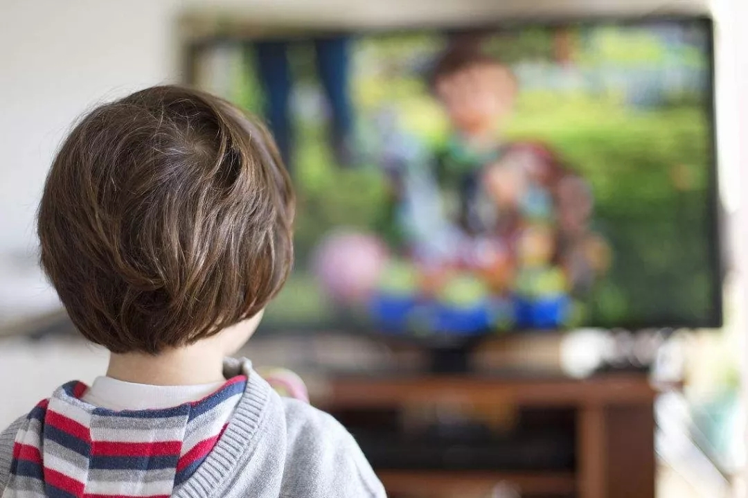 孩子能不能看电视?英国教育家:这个年龄前不看电视,会终生受益