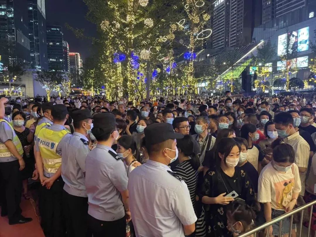 交子之环下的默默守护 ——成都高新公安全力护航交子大道开街仪式