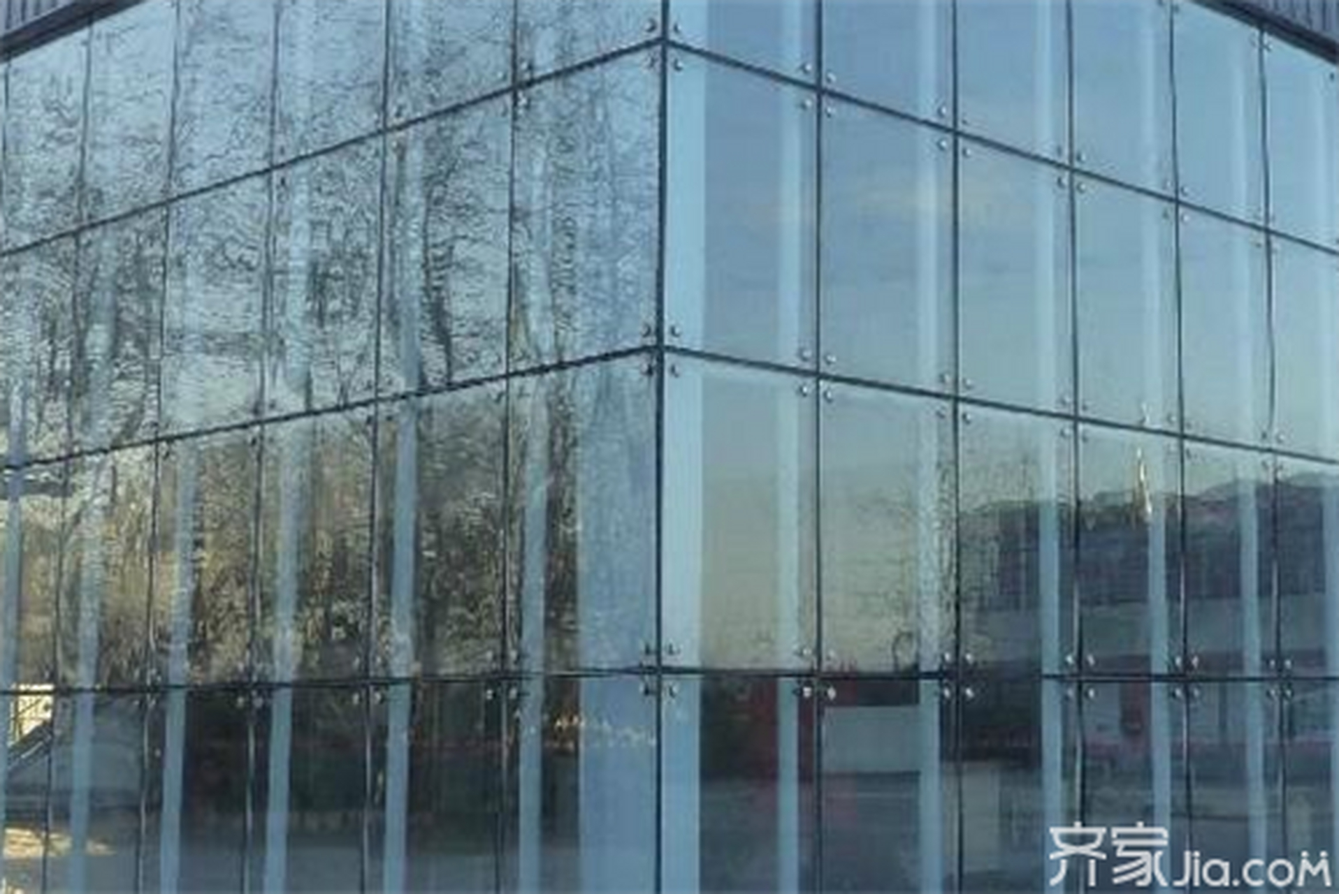 全玻幕墙是由玻璃肋和玻璃面板构成的玻璃幕墙.#玻璃幕墙#   1.