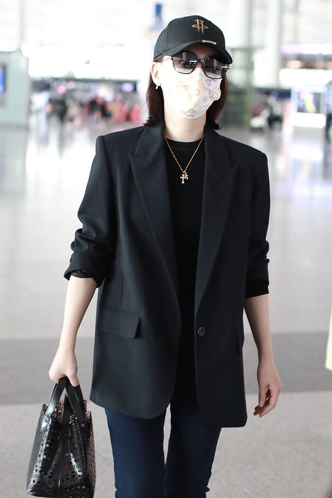 陈数真不愧是穿衣模板!黑色西装配棒球帽低调走机场,难掩女神范