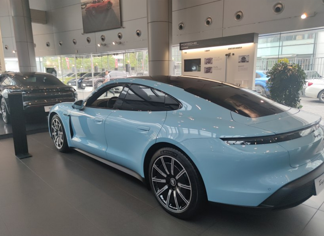 保时捷4门轿跑更新,88.8万起步,定价数字很懂国人心理