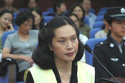 她长相美貌嫁给官二代,却为了名利沦为大老虎的情妇,结局凄凉