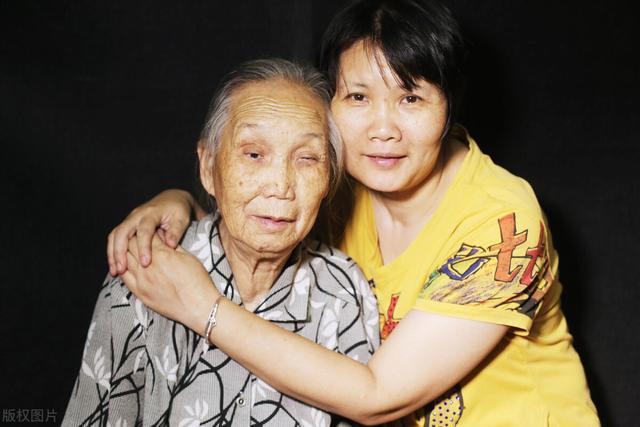 父亲病逝三年后,我劝60岁母亲改嫁,被母亲拒绝了