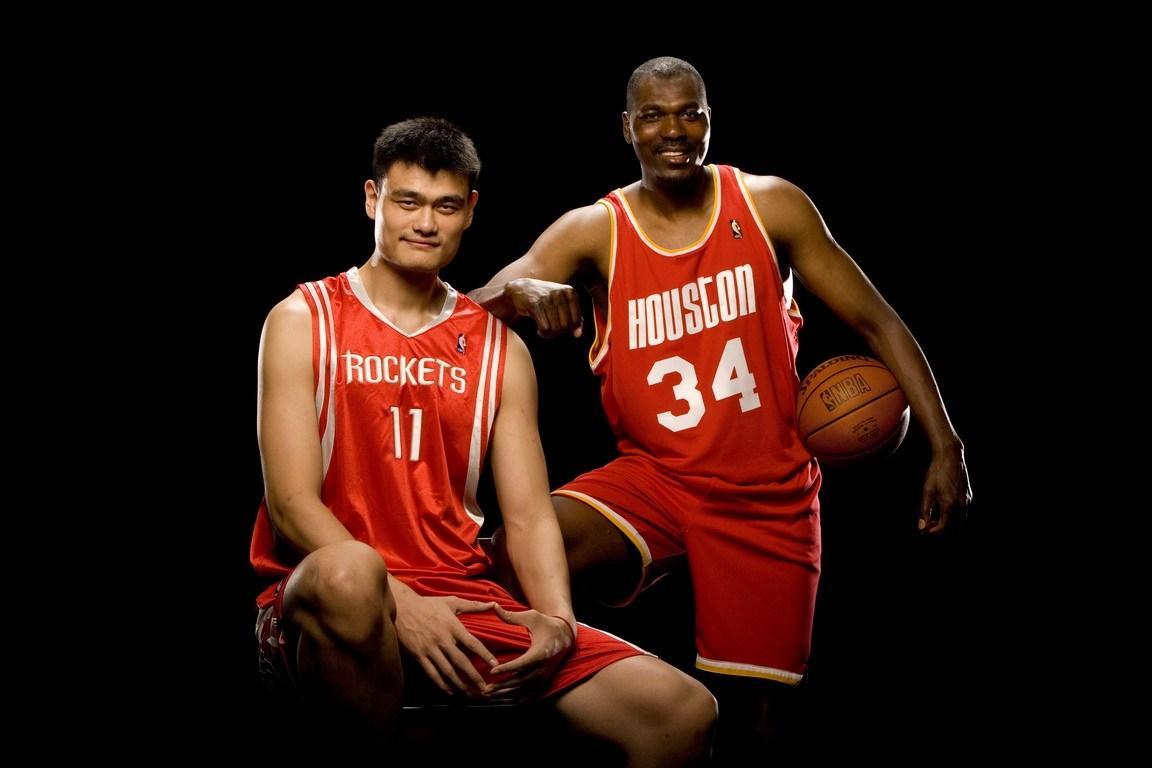 回顾姚明一家5口游公园,身型佝偻令人担忧,13岁女儿身高惹热议