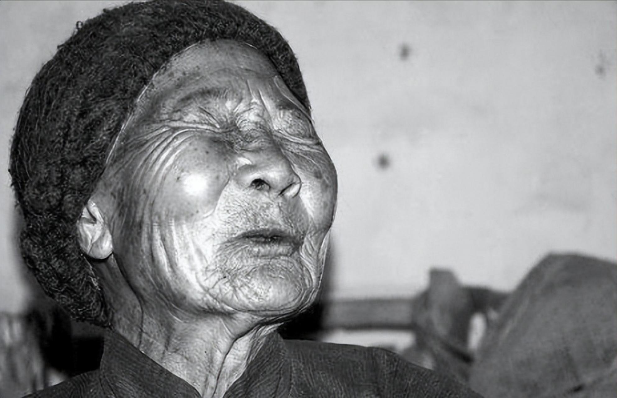 每晚,至少50个谷子排着队等着蹂躏她,美人两次逃跑