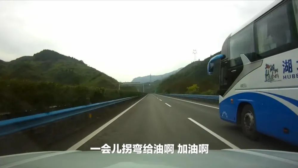 |“慢点慢点慢点！137迈了！”老公太话唠，女子分神撞上护栏