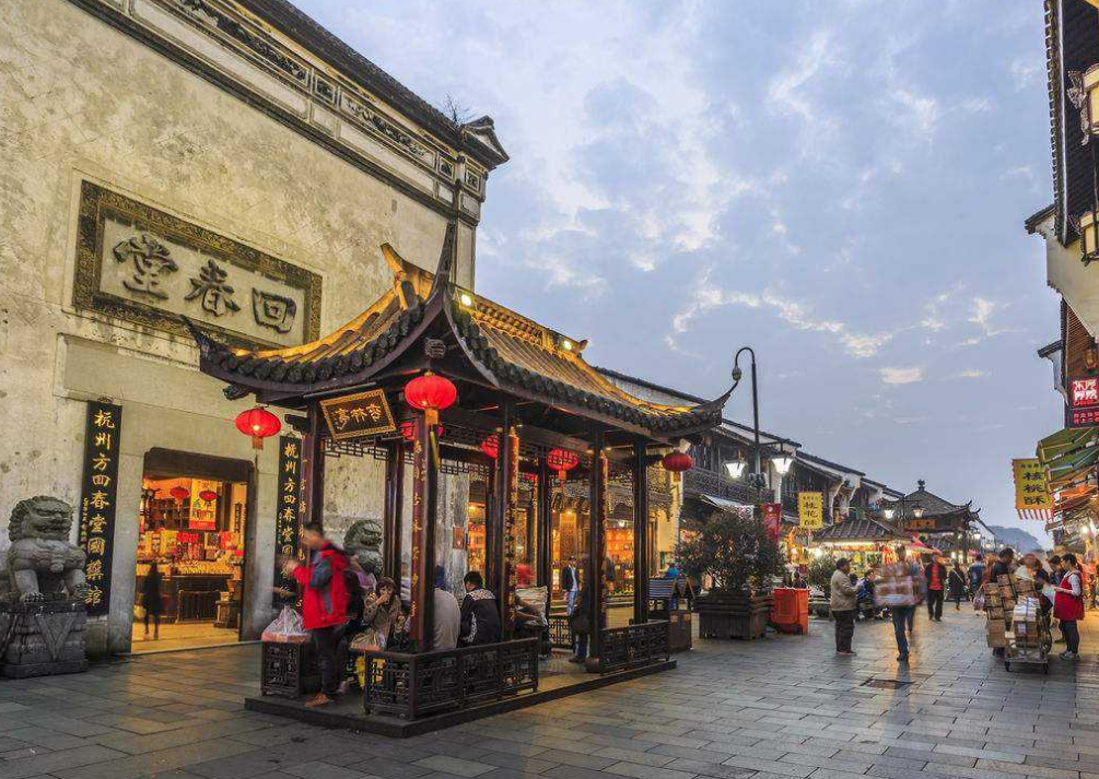 杭州最值得去的一条街,繁华千年古韵犹存,历史文化不输山塘街