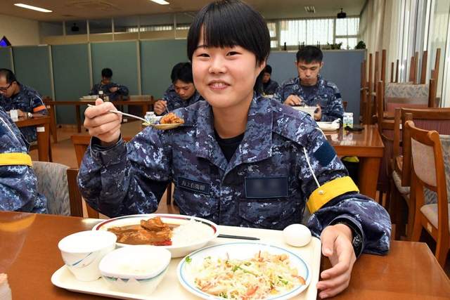 日本士兵吃饭表情包图片