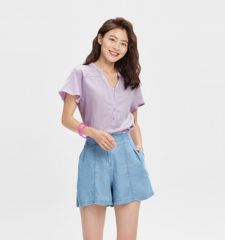 白冰真是"浪费"身材,穿的t恤又松又长,虽然显腿细但更显腿短