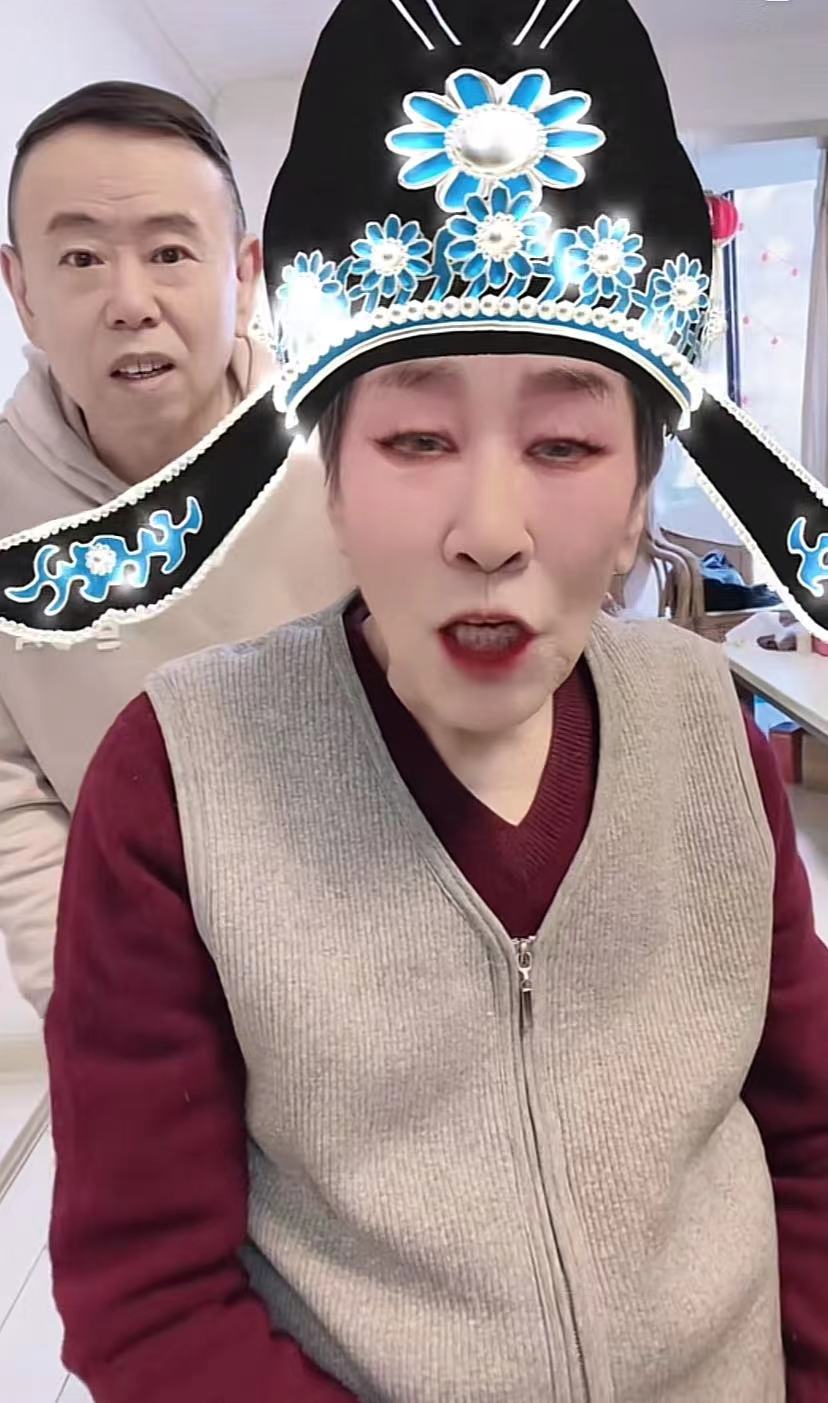 65岁潘长江跳网红傣族舞,动作夸张辣眼睛,直播翻车后消瘦不少