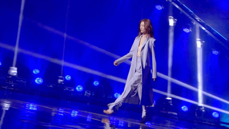 节目以刘雯走秀的形式开场,她迈着自信沉稳的步伐,气场全开,t台上的