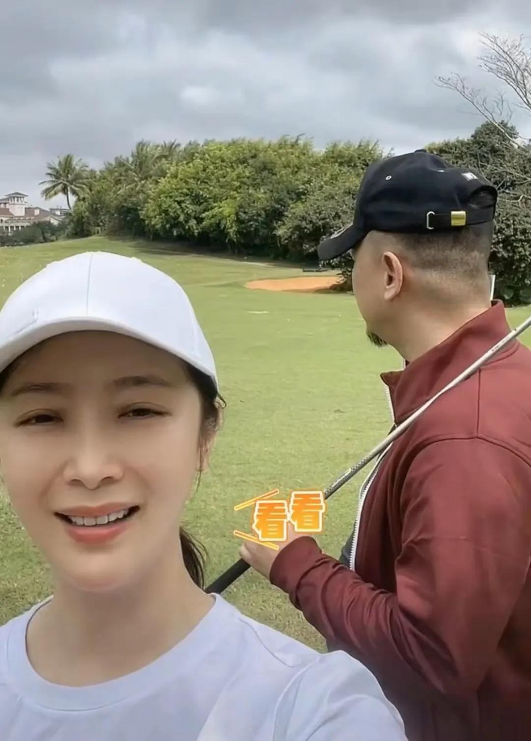 《狂飙》"程程"近况曝光:与丈夫黄海波打球,黄海波表现引争议