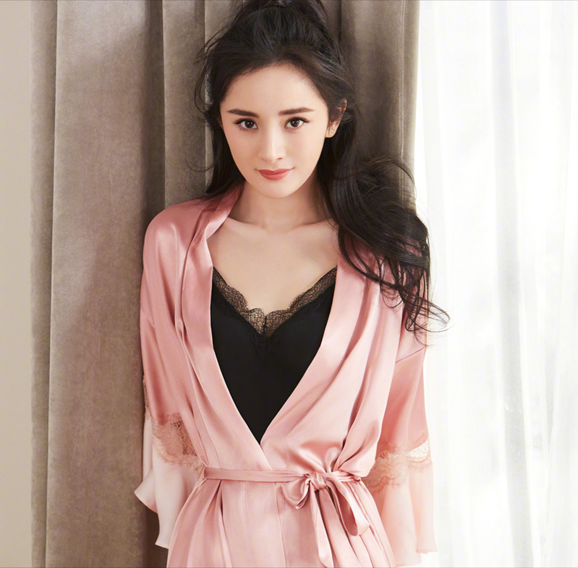 女演员有多不容易?应采儿遭陌生男子塞钱,杨幂拒绝副导演被换角