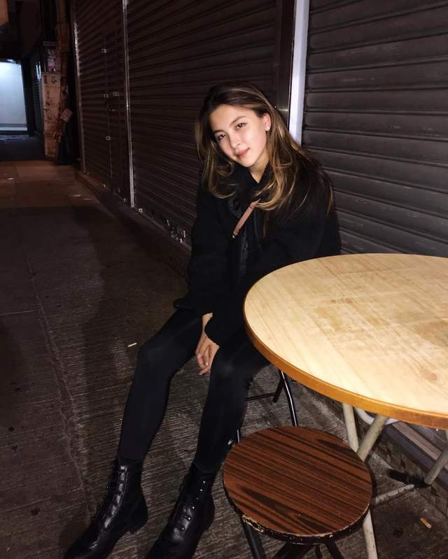 上山诗钠:离异两次,单亲养大女儿,朋友圈明星众多,女儿颜值高