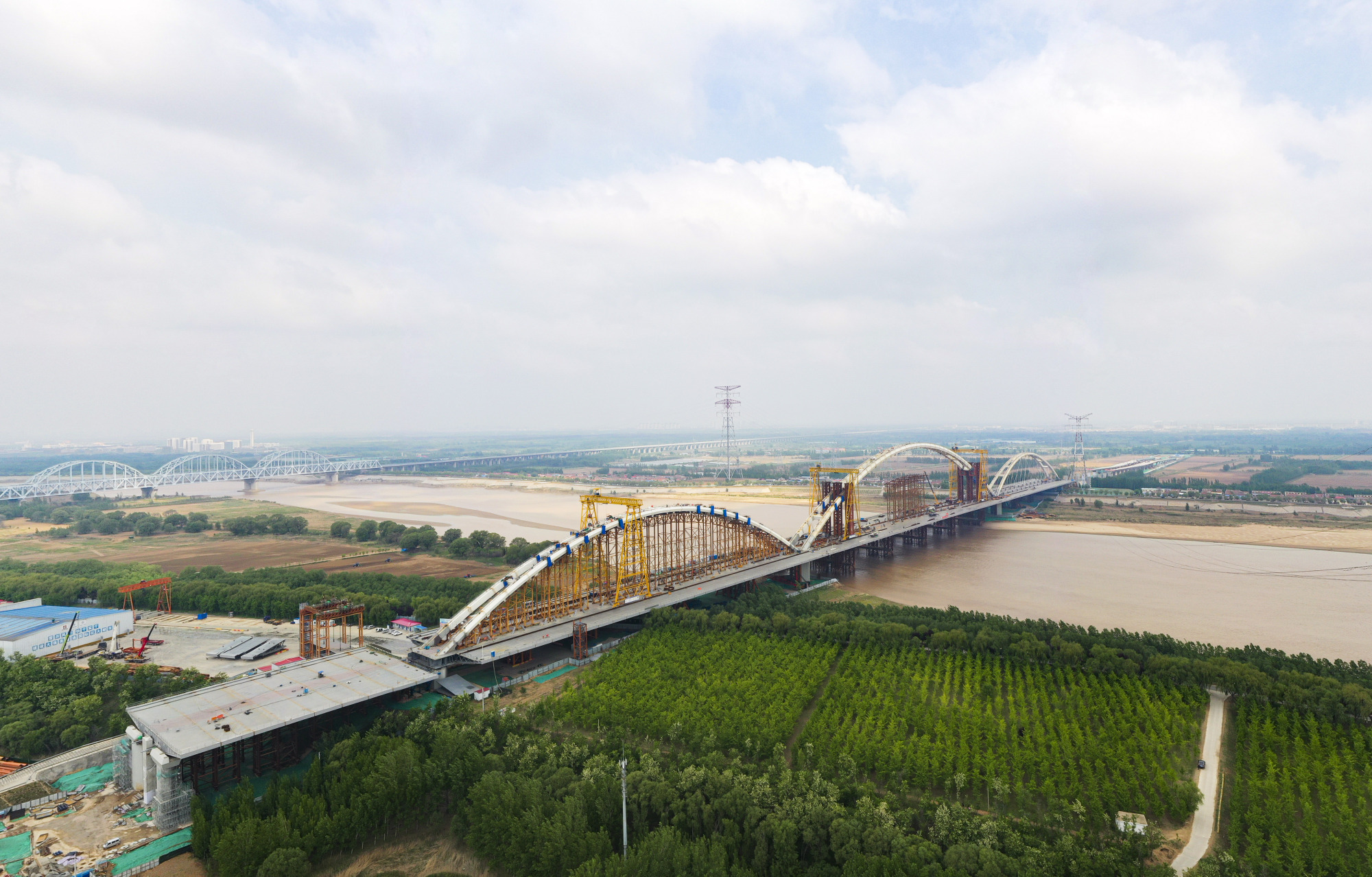 中铁宝桥参建齐鲁黄河大桥钢拱肋架设完成