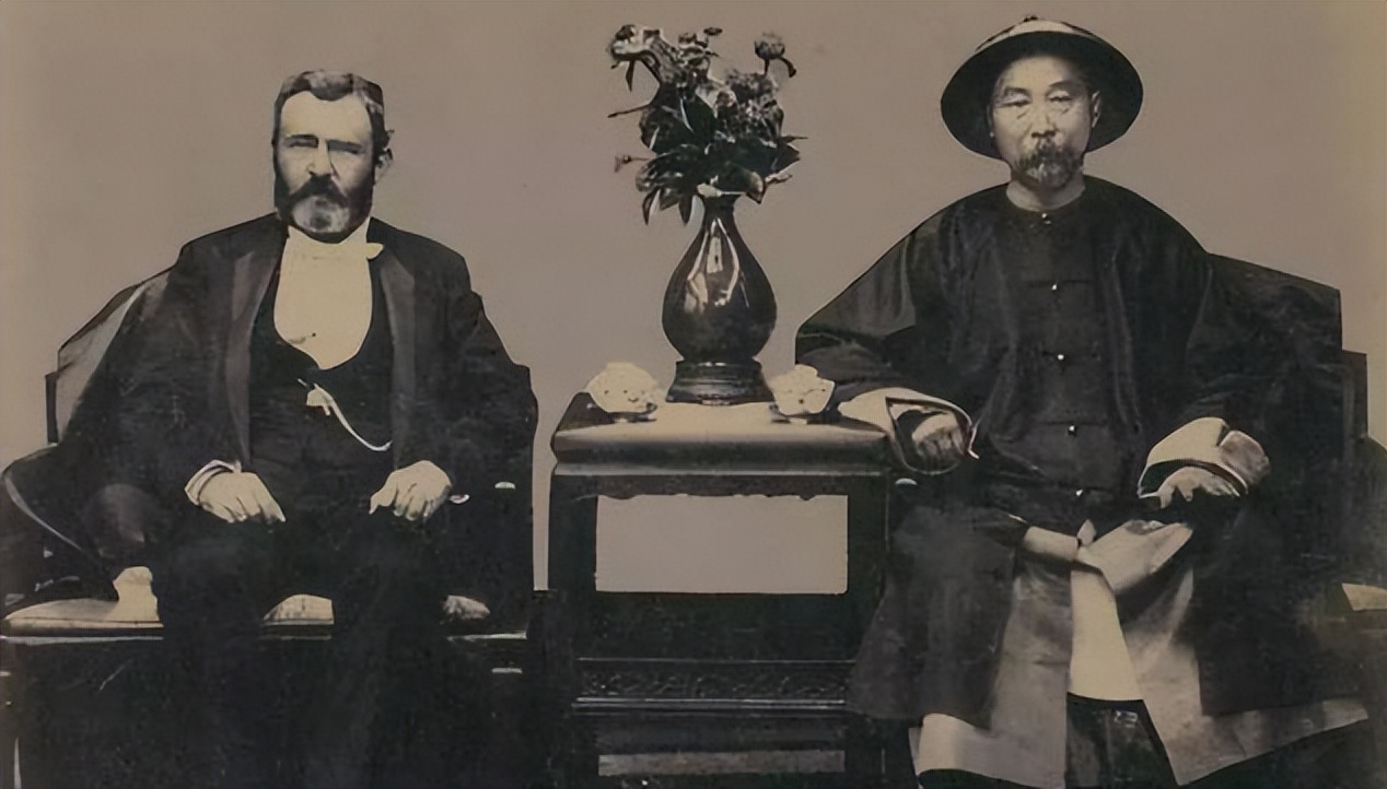 李鸿章身穿黄马褂漫步在美国街头,入住美国最豪华的酒店