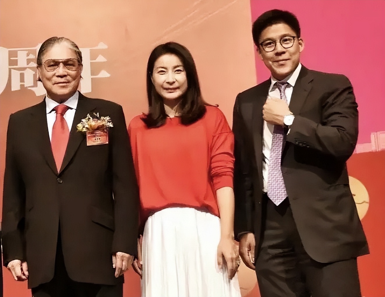 霍氏家族大合影曝光,霍震霆兄弟站第一排,霍启刚等晚辈站第二排