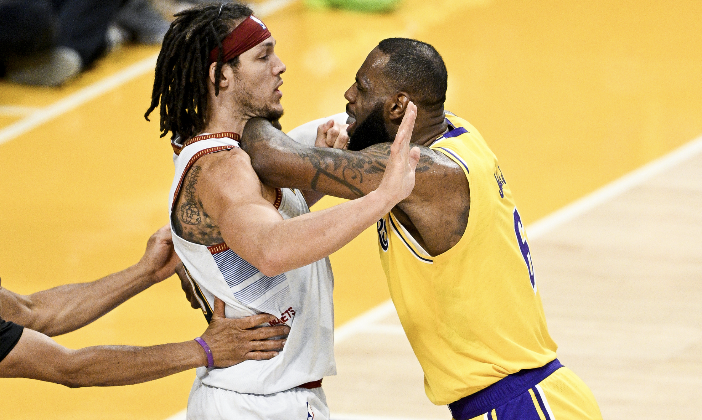 单节21分!詹姆斯和戈登爆发冲突,38岁老汉半场无休,湖人拼了