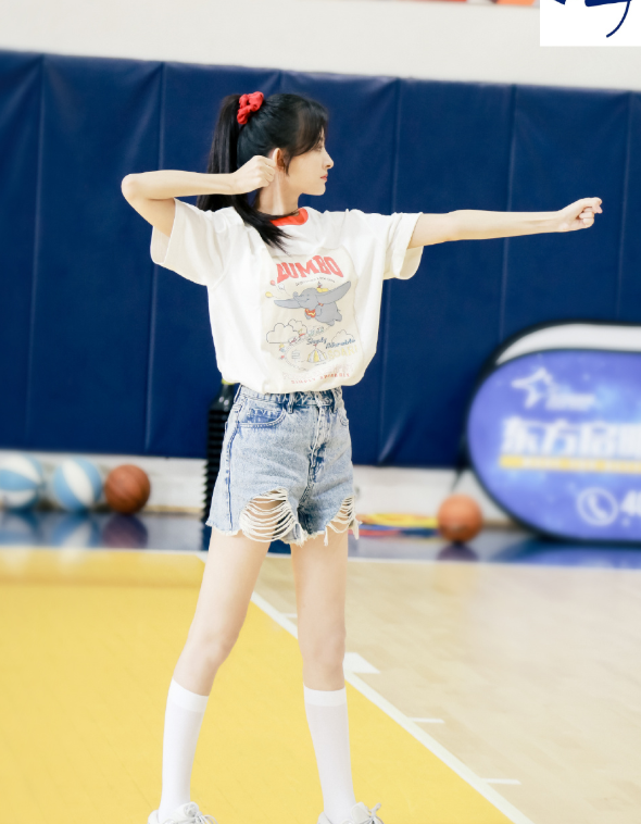 代文雯为运动健儿加油,穿小飞象t恤青春洋溢,尽显元气少女魅力