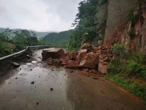 直击河北暴雨:石家庄有人被困桥底,邢台部分道路落石,塌方