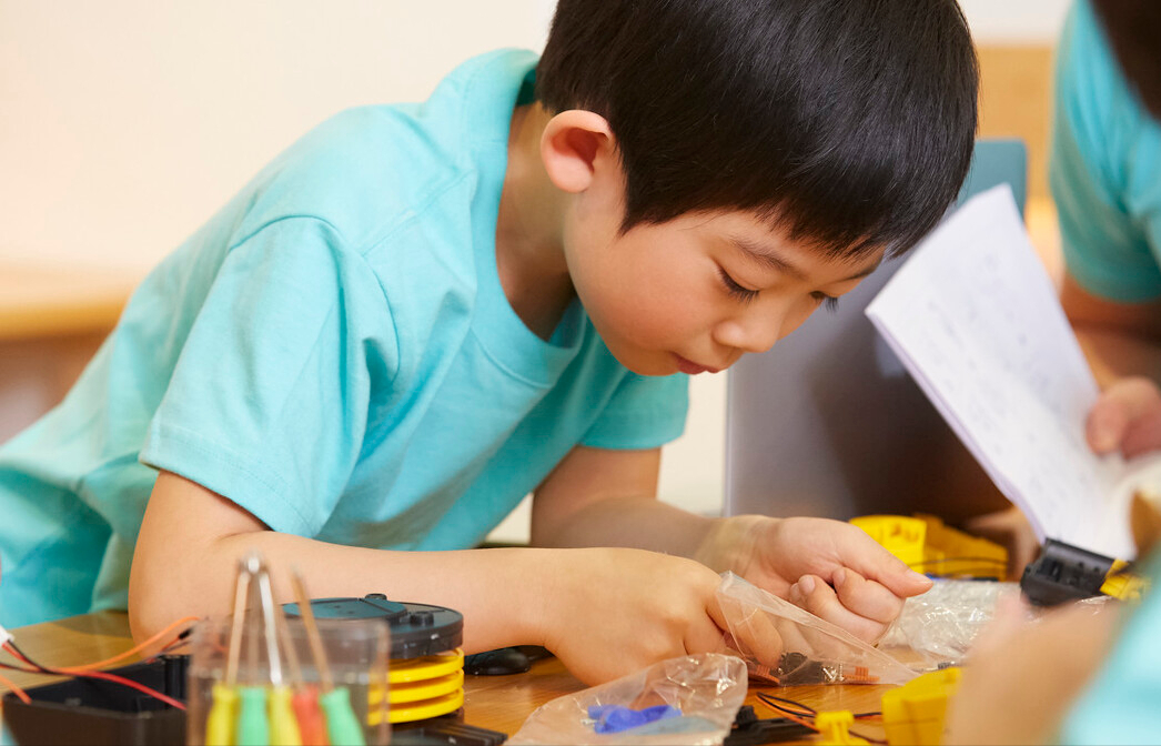 "心灵手巧"的孩子更聪明?家长如何训练孩子的精细动作?