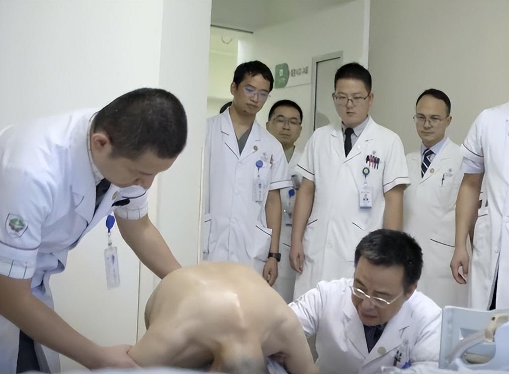 回顾折叠人李华骨头被敲断4次植入22颗钢钉如今重获新生