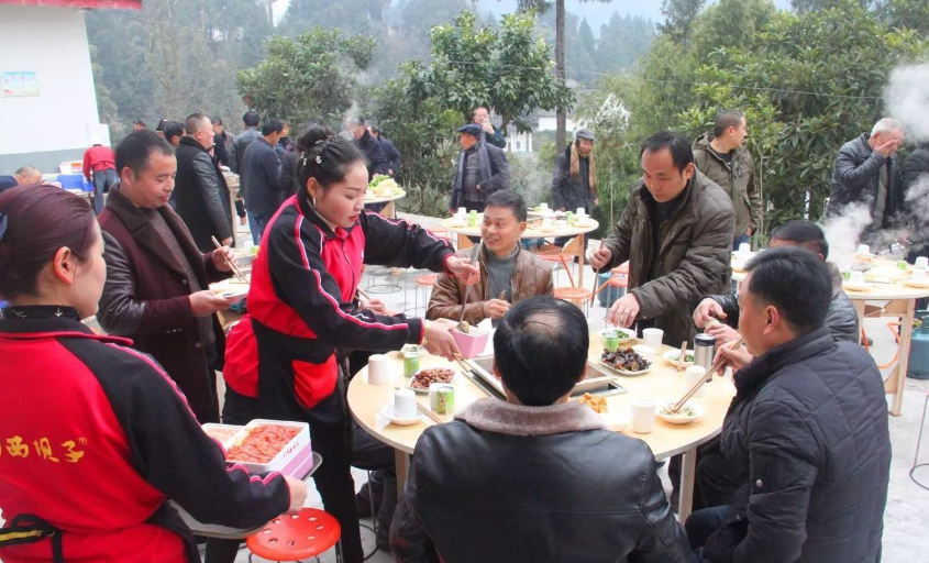 四川农村"坝坝席",人均100元礼金能吃好喝好,办酒席的不亏吗