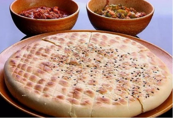 外形像头盔一样的博望锅盔闻起来香气扑鼻吃到嘴里很有嚼劲