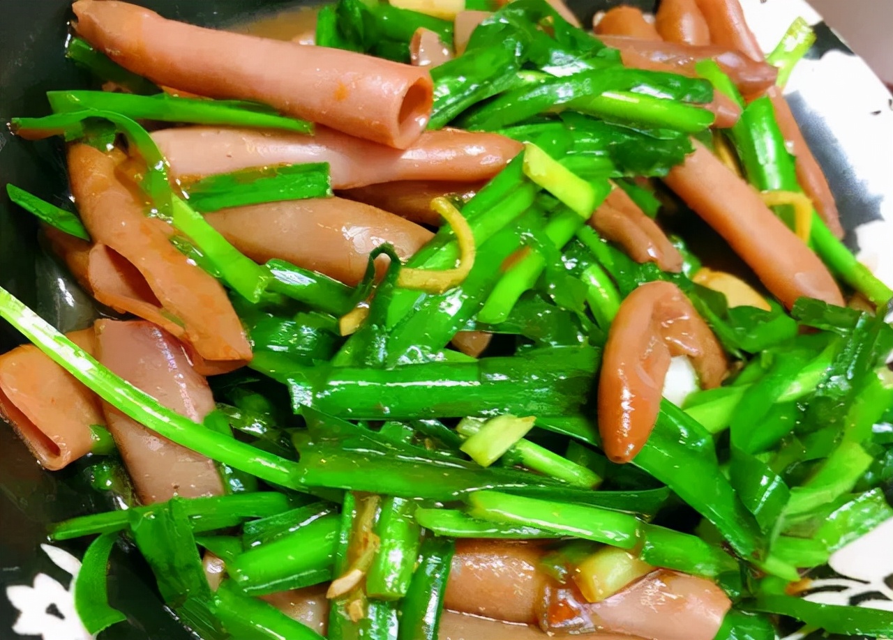 年夜饭第4道——韭菜爆炒海肠,又脆又嫩,非常美味,新年最贵菜