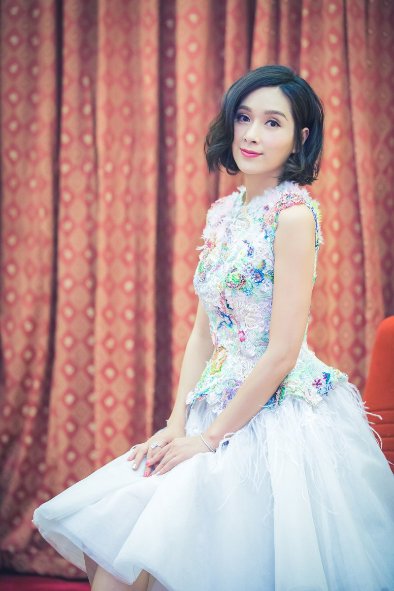 杨恭如真是冻龄女神,穿一袭连衣裙出席活动高级又减龄,十分精致