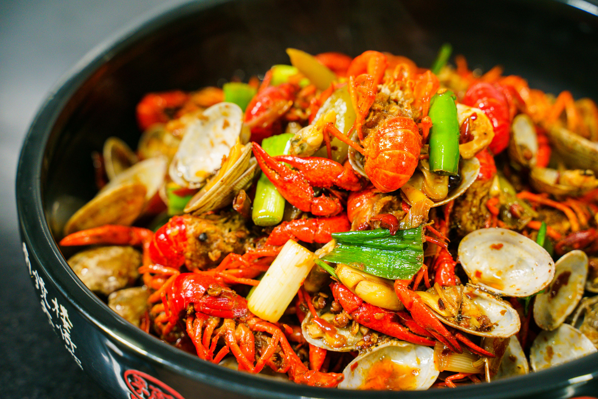 这道花甲小龙虾菜品是一道充满了海鲜香味和麻辣口感的美食,不仅是