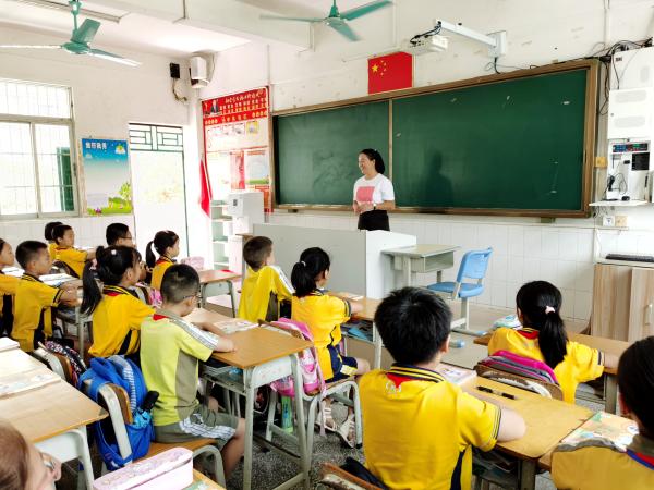 樟木头中心小学高级教师杨雯雯获"南粤优秀教师"称号