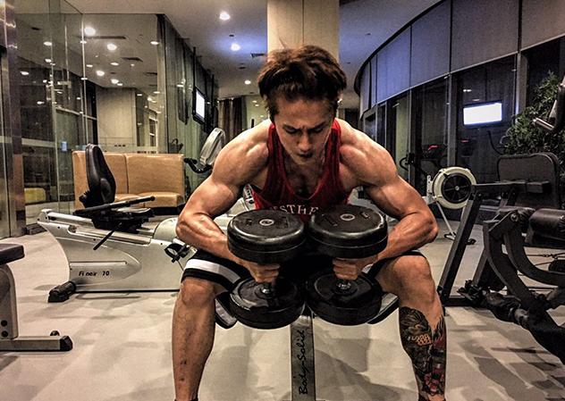 晒晒蒋劲夫现实中的家,家中配备了健身房,从小练得满身是肌肉