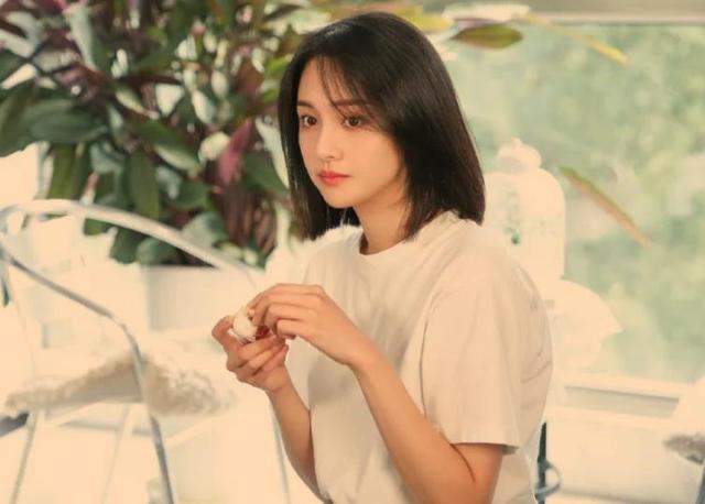 继卖上千元二手杯子后,郑爽卖自拍课程赚数万元,遭嘲讽穷疯了