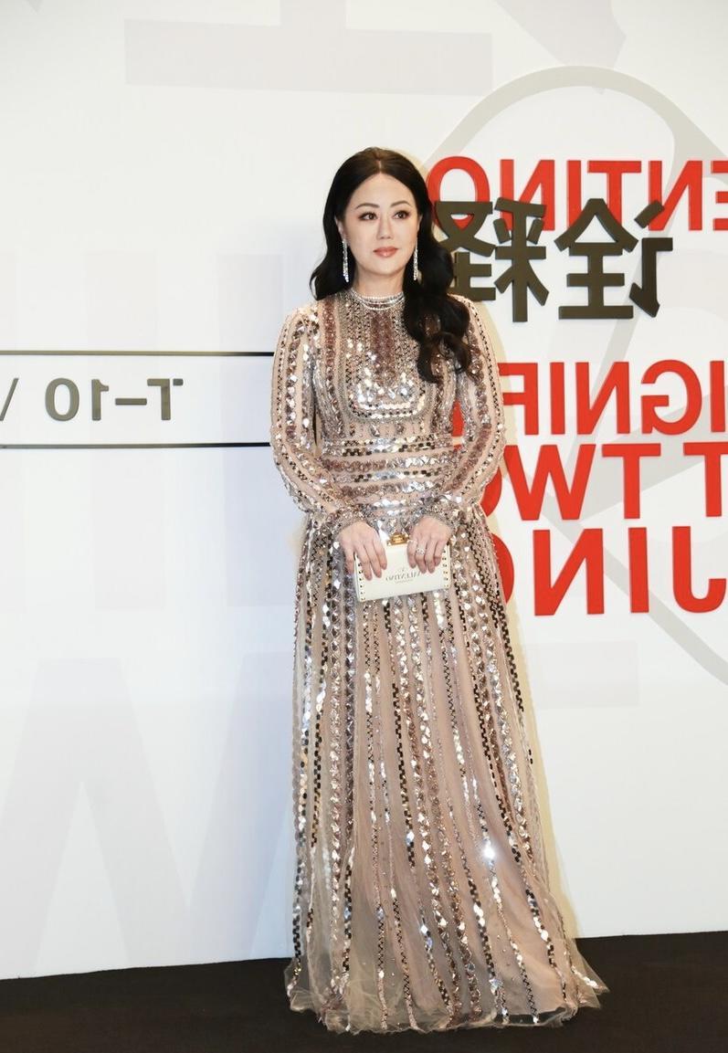 章小蕙才是"人间富贵花"!穿香槟色亮钻长裙超有阔太气质,超美