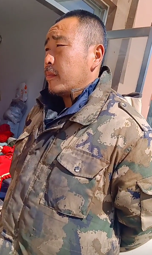 网红奎哥车祸去世,乐于助人却被人当傻子,常常酗酒躺在马路中间