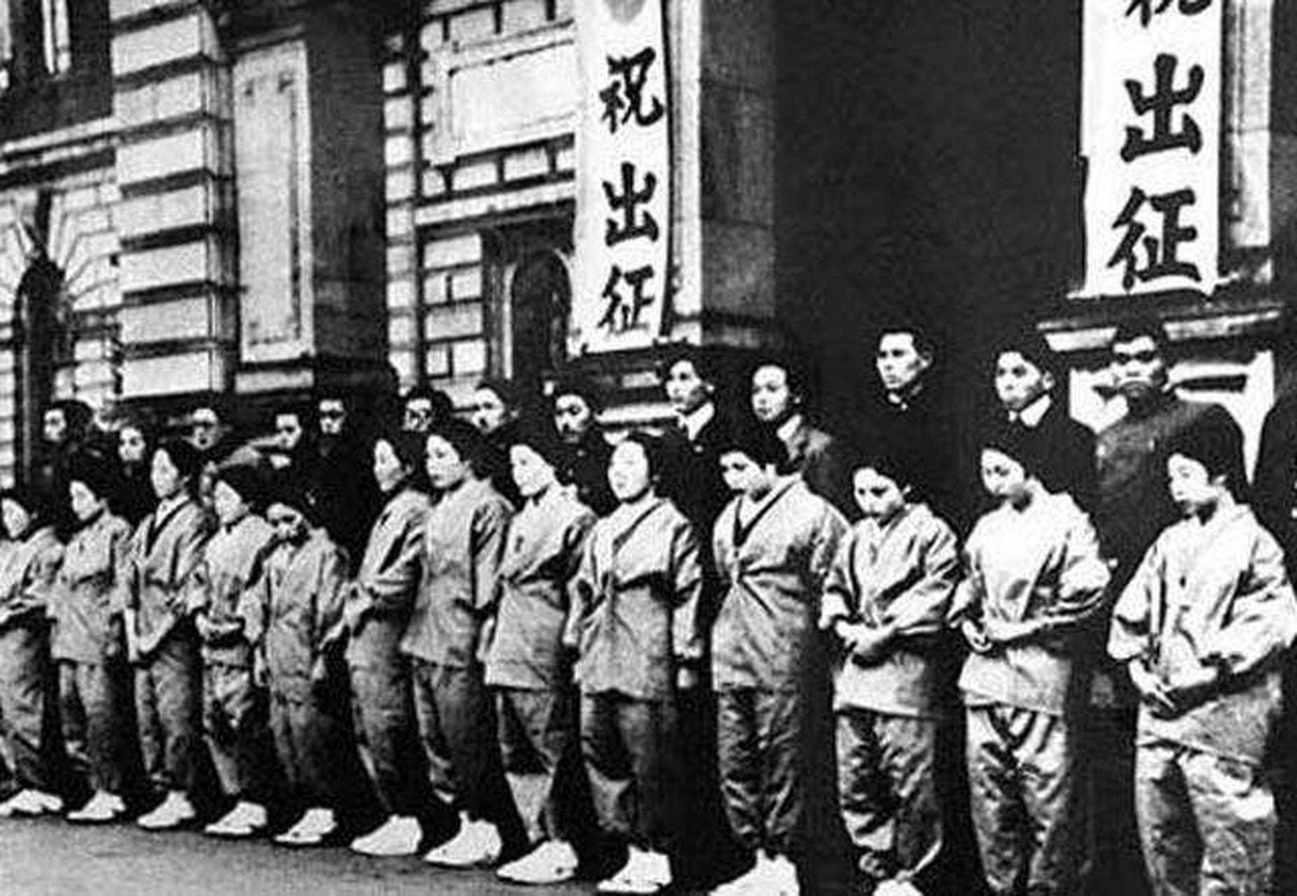 明治维新虽然使日本逐步发展起来,但由于之前日本经济过于落后,再加上