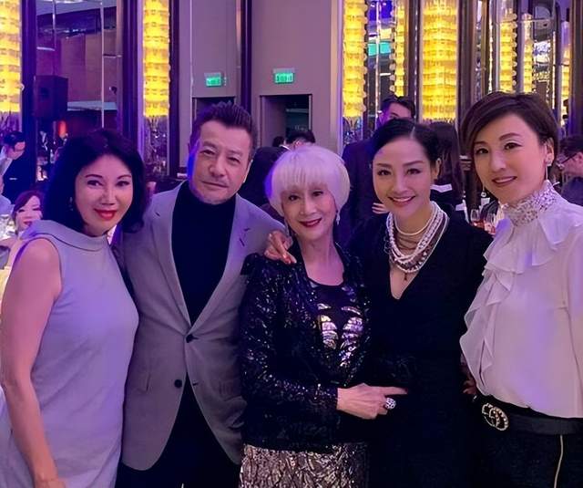 67岁首届港姐冠军孙泳恩罕现身,脸上布满岁月痕迹,气质依然出众