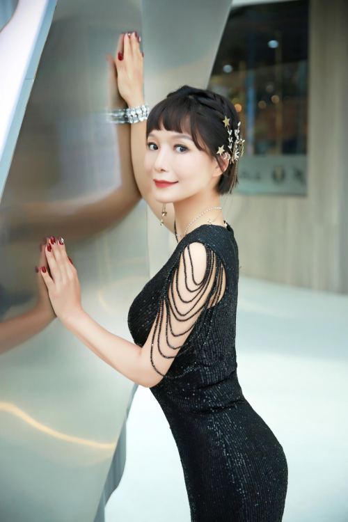 李晓桃——妩媚动人的化妆师